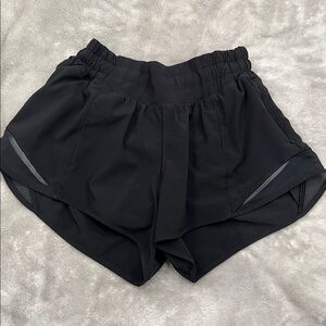 Lululemon Hotty-Hoy Low Rise Short 2.5”. Size 2